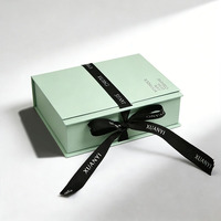 Scatola di Imballaggio Personalizzata a Forma di Libro in Carta Riciclata con Chiusura Magnetica, Nastro Personalizzato, Fodera in Spugna, Design in Rilievo e Logo Personalizzato