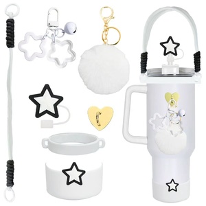 Kit d'accessoires Pafu DIY 8 pièces : pendentifs en forme <span class=keywords><strong>de</strong></span> tasse, corde à main, pendentif en silicone en forme <span class=keywords><strong>de</strong></span> fleur, bouchon <span class=keywords><strong>de</strong></span> <span class=keywords><strong>paille</strong></span>, pendentif en forme <span class=keywords><strong>de</strong></span> <span class=keywords><strong>boule</strong></span> en peluche, chaîne, accessoires pour tasse - Product Image 4