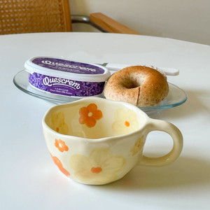 Taza de Café de Cerámica Irregular Hecha a Mano con Flores Bajo la Esmalte, Taza de Cereza - Product Image 3