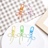 Nouveau porte-clés en alliage creux avec nœud en ruban pour décorations de sac colorées et mignonnes, vente en gros disponible