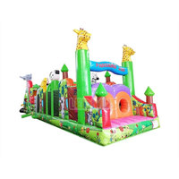 Structure gonflable commerciale combinée : Parcours d'obstacles, toboggan et château sauteur, thème Régaleau Animalier, avec château sauteur girafe