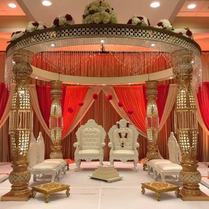 Fabulosos Pilares de Cristal para Bodas con Forma de Botella, Mandap Moderno y Tradicional con Arreglos Florales para Bodas con Temática India - Product Image 6