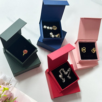 Boîte à bijoux carrée texturée A1 à charnières avec insert de présentation noir pour colliers, boucles d'oreilles, bagues, bracelets et ensembles multicolores