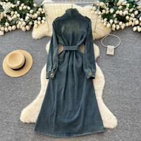 Robe midi en jean délavé élégante à col montant et manches longues avec ceinture, boutonnage simple, décontractée pour femme avec poches