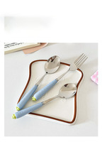 Ensemble cuillère et fourchette à dessert créatif style Ins en forme de carotte - Vaisselle esthétique avec manche en céramique, cadeau de déménagement pour gourmets et enfants