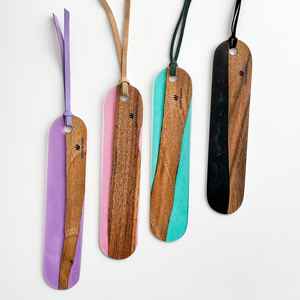 Marcapáginas de resina y madera hechos a mano que combinan diseño artístico y textura de madera natural. - Product Image 1