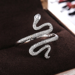 Anello da Donna con Farfalla in Zirconi Micro Pave, Design Classico Unico, Gioiello da Dito Impilabile per Uso Quotidiano, Regalo Versatile - Product Image 2