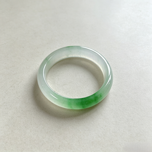 Pulsera de cuarzo translúcido helado al por mayor, brazalete plano de jade con tono verde brillante flotante para mujer, joyería de regalo - Product Image 6