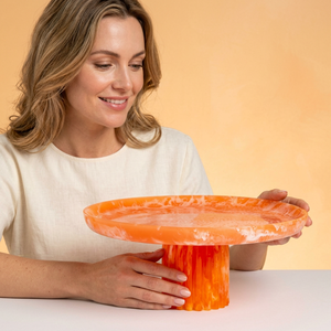 Support à gâteau en résine fait main, durable et tendance, design inspiré du luxe de haute qualité, forme et couleur personnalisables pour la présentation de desserts lors d'événements - Product Image 1