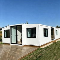 Maison conteneur extensible Voros 40 pieds à double aile, panneaux sandwich, design moderne du milieu du siècle, 2 chambres, caractéristique respirante, 74 m²