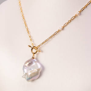 Collar de Perlas Barrocas Chapado en Oro con Detalles de Perlas de Agua Dulce, Cierre de Palanca, Cadena con Colgante, Joyería de Lujo - Product Image 1