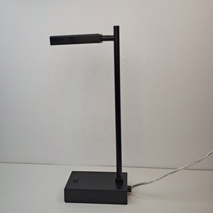 Chambre Hampton Inn Hilton <span class=keywords><strong>Kinetic</strong></span> Scheme Studio avec bureau LED rotatif en fer noir alimenté par courant alternatif, 1 lit king-size, 2 lits queen-size, et table de lecture - Product Image 6