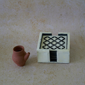 Proveedor Indio Ofrece Juego de Posavasos Cuadrados de 3mm de Grosor con Incrustaciones de Hueso Amarillo y Blanco Hechos a Mano con Soporte y Diseño Floral - Product Image 1