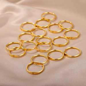 خاتم كلاسيكي من الفولاذ المقاوم للصدأ مطلي بالذهب عيار 18 قيراط مع حرف أولي صغير من الزركون، 26 حرفًا للرجال والنساء، هدية مميزة - Product Image 5
