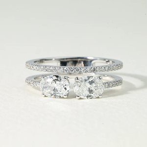 Anillo de compromiso de lujo con diamantes de laboratorio Toi Et Moi de 1.35 ct, corte pera y corte ovalado, diamantes creados en laboratorio E VS, diseño ajustable - Product Image 1