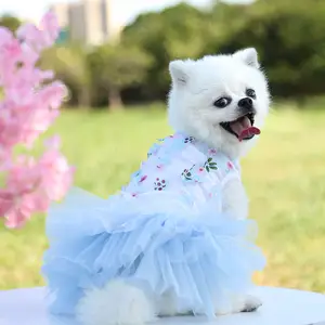 2024 블루 핑크 화이트 여름 개 럭셔리 옷 도매 디자인 개 의류 애완 동물 옷 많은 색상과 작은 개를위한