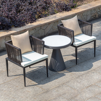 Table de salle à manger extérieure haut de gamme moderne en corde et aluminium noir, fabriquée à la main, pour usage hôtelier