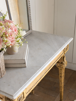 Console en bois de bouleau antique française avec finition dorée artisanale et plateau en marbre pour salon de luxe, table de loisirs
