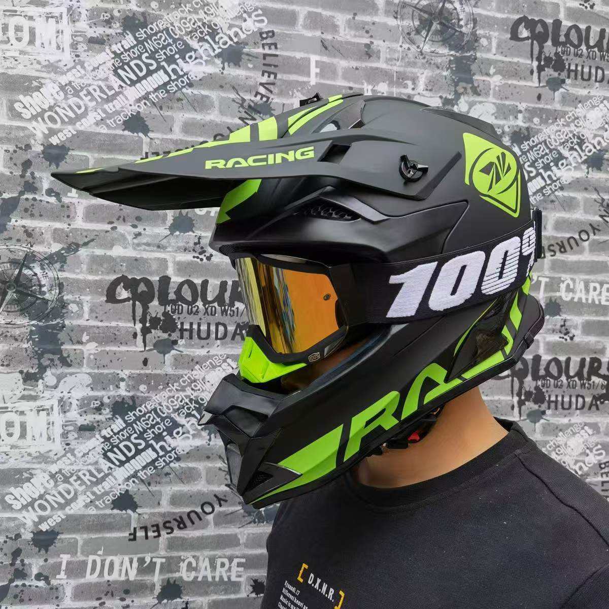 Modèle KE vert avec des lunettes et des gants gratuits