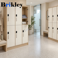 Casiers de vestiaire en bois Brikley couleur chêne avec serrure à combinaison/bracelet RFID anti-rayures pour spa et salle de sport