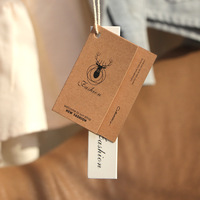 Ensemble d'étiquettes suspendues personnalisées en papier kraft couché de luxe avec cordon en coton gratuit, faible MOQ, étiquettes volantes pour vêtements, chaussures, sacs, bijoux
