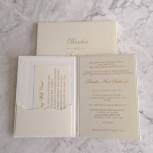 Volumetti cartonati di lusso invito a nozze con iniziali di lamina di perla nomi di lamina d'oro copertura busta tascabile varie opzioni di colore - Product Image 3