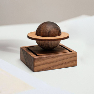 Ornement décoratif Mars, idéal pour la maison, la chambre, le meuble TV, la voiture, article cadeau en bois - Product Image 3
