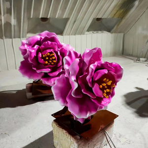 Sculpture florale en fibre de verre pour extérieur, décoration de pelouse, ornement réaliste de pivoine, art végétal fait main sur pied - Product Image 4