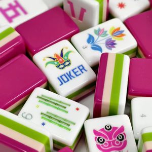 <span class=keywords><strong>Set</strong></span> di <span class=keywords><strong>Mahjong</strong></span> americano a 4 strati, piastrelle in acrilico rosso rosa con carte 160, <span class=keywords><strong>Set</strong></span> di giochi eleganti di lusso per adulti e regalo - Product Image 1