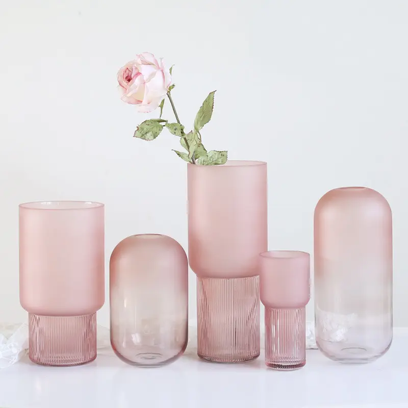 Centres de table modernes simples pour la décoration de la maison, vase en cristal rose à rayures givrées et boutons floraux
