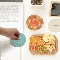 Couvre-tasses en silicone multicolores avec logo personnalisé, réutilisables, anti-poussière, souples, avec support pour cuillère, ajustement universel pour tasses