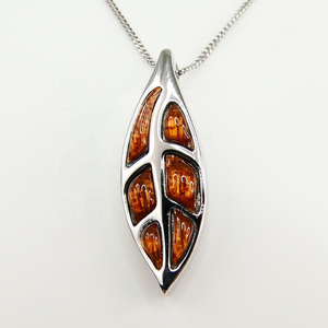 Colgante de Plata de Ley 925 con Incrustaciones de Madera de Koa y Hoja de Maile para Mujer - Product Image 1