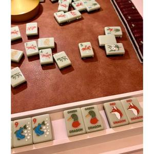 Juego de Mahjong Acrílico Plegable y Portátil con Temática Animal, Ecológico, con Patas Metálicas Plegables para 4 Jugadores y Toda la Familia - Product Image 1