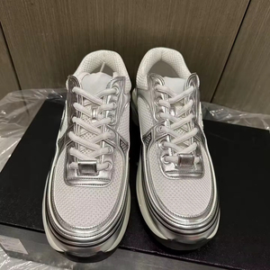 รองเท้าแฟชั่นหรูหราทันสมัย สไตล์ลำลอง ดีไซน์เนอร์ รองเท้าเดิน รองเท้ากีฬา คุณภาพสูง สำหรับผู้ชายและผู้หญิง สีเงิน รองรับแรงกระแทก ระบายอากาศได้ดี - Product Image 4