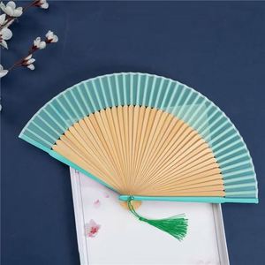 Éventail pliant élégant en bambou blanc avec dentelle, fait main, décorations sculptées vintage et peintures, idéal pour les cadeaux promotionnels d'entreprise - Product Image 5