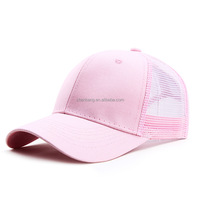 Gorra Trucker Deportiva Negra de 5 Paneles con Bordado a Mano, Visera Curva Lisa y Malla de Chenilla