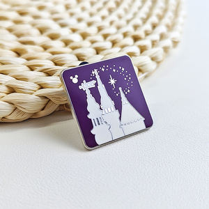 Broche de Esmalte Metálico con Diseño de Dibujos Animados Personalizado (Base Magnética) - Diseño Exclusivo Floral de Amor para Aniversario - Product Image 2