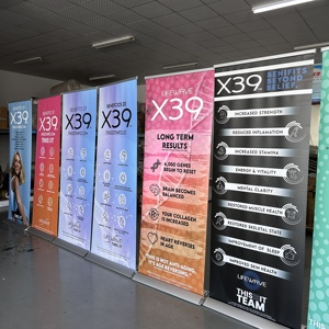 حامل عرض رقمي محمول قابل للسحب للترويج للعلامة التجارية يتضمن لافتة مطبوعة - Product Image 1