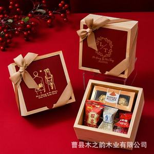 Boîte cadeau carrée en bois, boîte à dragées en bois massif, emballage personnalisé, intérieur rouge, couleur naturelle - Product Image 1