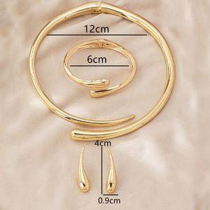 طقم قلادة وسوار معدني هندسي على شكل دمعة بسطح أملس وفتحة زنبركية للنساء بتصميم بانك NSJS-00061 - Product Image 6