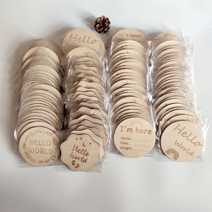 Plaque de Crèche Personnalisable Double Face Gravée au Laser, Pancarte de <span class=keywords><strong>Naissance</strong></span> en Bois Rond avec Nom de Bébé, Cadeau de <span class=keywords><strong>Naissance</strong></span> en Bois Nouveau-né, Panneau "Hello World" - Product Image 1