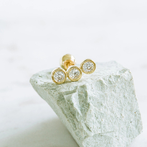 Pendientes de Plata de Ley S925 ROXI con Tres Diamantes Engastados y Roscados 2021 - Product Image 3