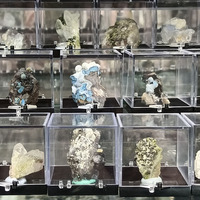 Personnalisé une variété de boîte de spécimen de minerai de cristal naturel aigue-marine fluorite vanadinite décoration de pierre de salon