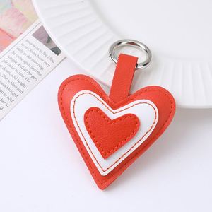 Llavero de cuero moderno con diseño de corazón de tres colores y bloques de color, accesorio colgante para bolso, llavero DIY, adorno para bolso - Product Image 4