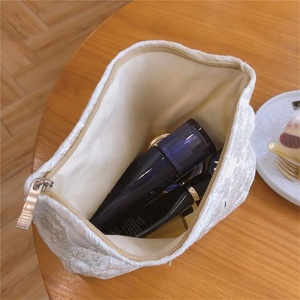 Bolsa de maquillaje de viaje de lona de algodón reciclado Natural, tela impresa con letras y cremallera a la moda para cosméticos de belleza, Cosméticos promocionales - Product Image 3