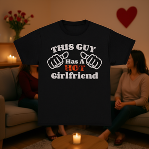 Maglietta con stampa 'This Guy Has A Hot Girlfriend', regalo divertente per anniversario, per fidanzato, San Valentino - Product Image 3