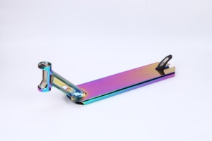 Plateforme de trottinette freestyle en aluminium néochrome, usinée CNC, pour trottinettes professionnelles - Product Image 1