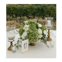 Arrangement floral de mariage blanc, rose et vert, boule de fleurs, centre de table, décoration, chemin de fleurs au sol