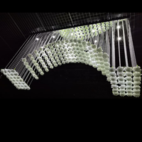 Rideaux suspendus en cristal transparent de luxe avec des fleurs pour la décoration de scène de fête de mariage