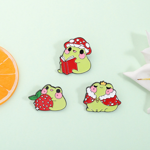 Broches en émail mignonnes en forme de grenouille verte tenant une fraise, broche d'animal adorable, broche de revers, sac à dos, bijoux de mode, vente en gros - Product Image 2